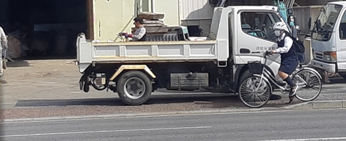 歩道にトラックを停めて塞いでいる迷惑会社